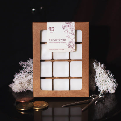 The White Wolf is an old world scent that smells of destiny, heroics and heartbreak. This is an irresistibly dark, leathery -woody scent that has contradicting elements: rough but smooth, bitter but balmy.   Fragrance notes: Leather, smoked oak, bergamot, rum, labdanum, patchouli and tree moss.  Fragrance family: Woody chypre